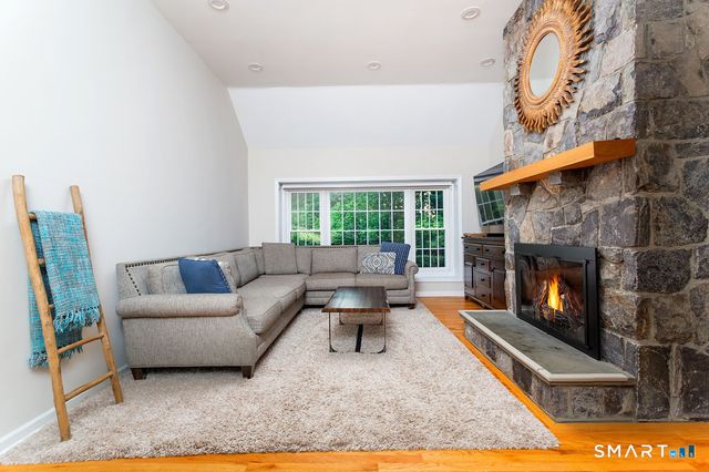 6 Valley Court, Bethel, CT 06801