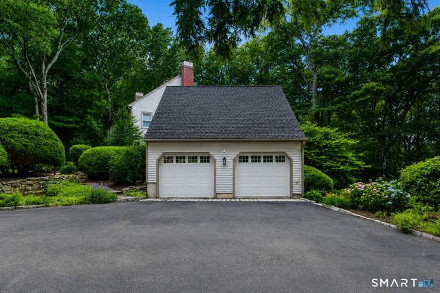 6 Valley Court, Bethel, CT 06801