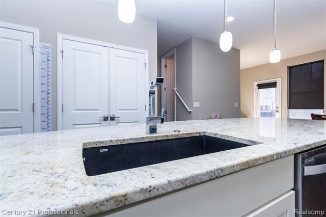 2924 Glenbar Circle, Rochester, MI 48307
