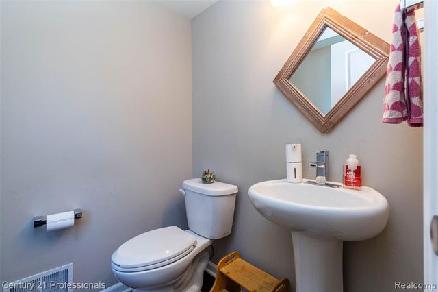 2924 Glenbar Circle, Rochester, MI 48307