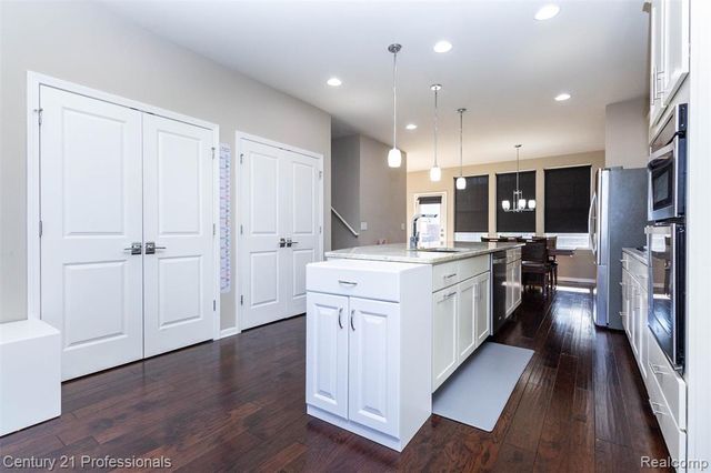 2924 Glenbar Circle, Rochester, MI 48307