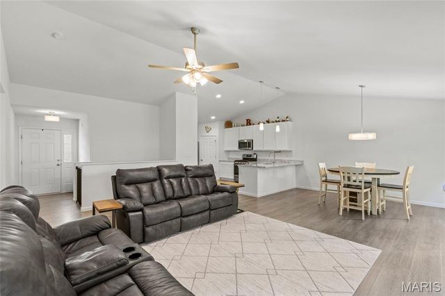 811 Crestwood Court, O'fallon, MO 63366
