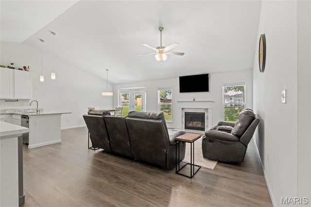 811 Crestwood Court, O'fallon, MO 63366