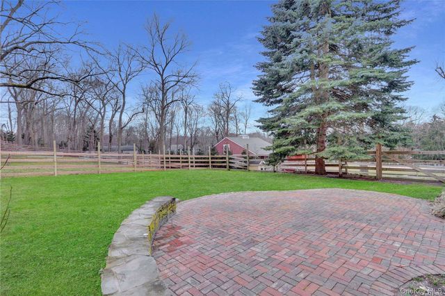 42 Blydenburgh Lane, Stony Brook, NY 11790