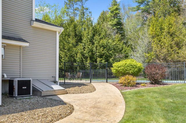 17 Mcqueston Drive, Auburn, NH 03032