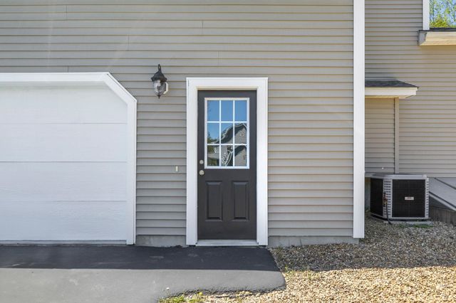 17 Mcqueston Drive, Auburn, NH 03032