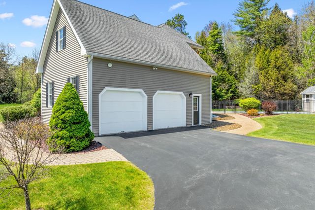 17 Mcqueston Drive, Auburn, NH 03032