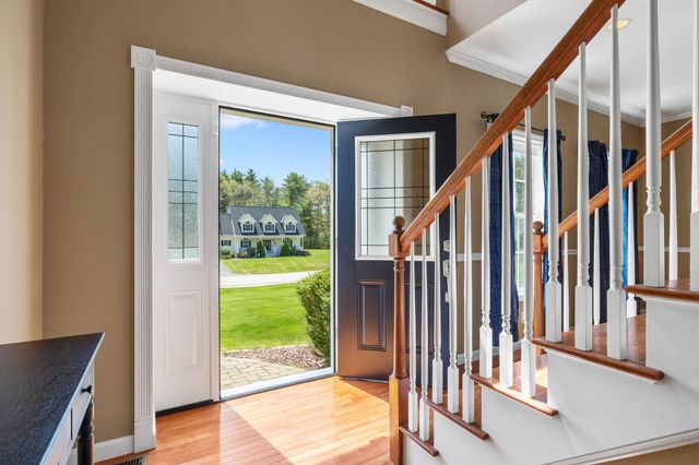 17 Mcqueston Drive, Auburn, NH 03032