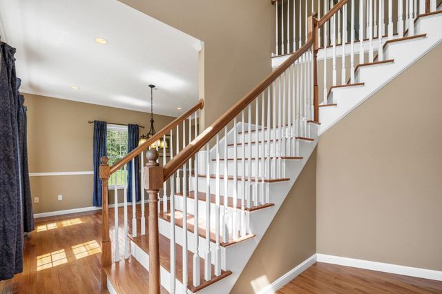 17 Mcqueston Drive, Auburn, NH 03032