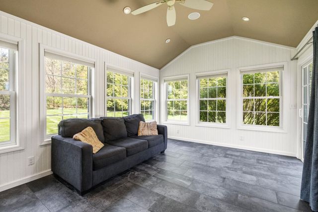 17 Mcqueston Drive, Auburn, NH 03032