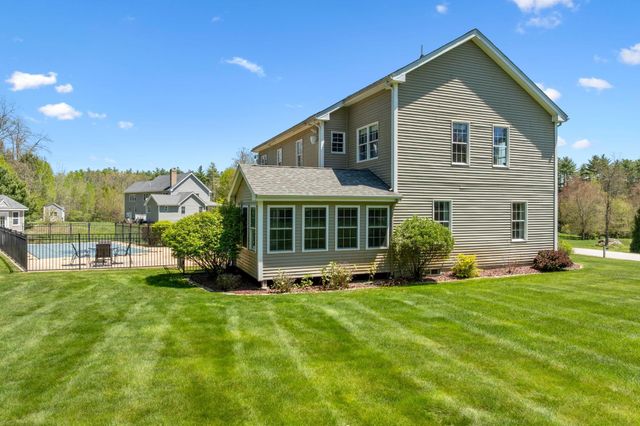17 Mcqueston Drive, Auburn, NH 03032