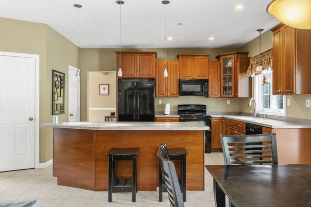 17 Mcqueston Drive, Auburn, NH 03032