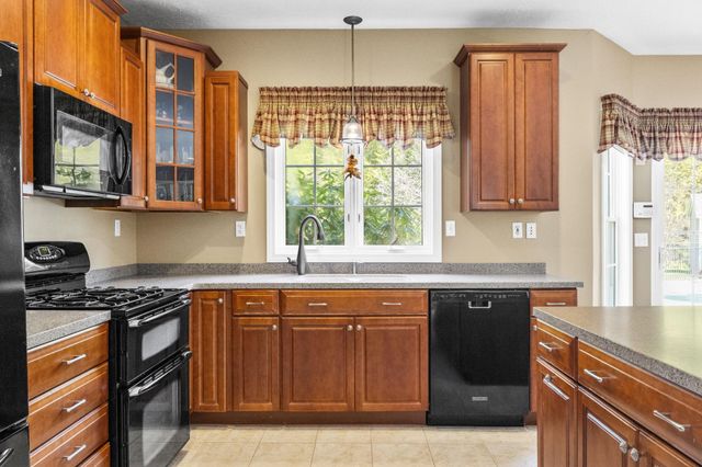 17 Mcqueston Drive, Auburn, NH 03032