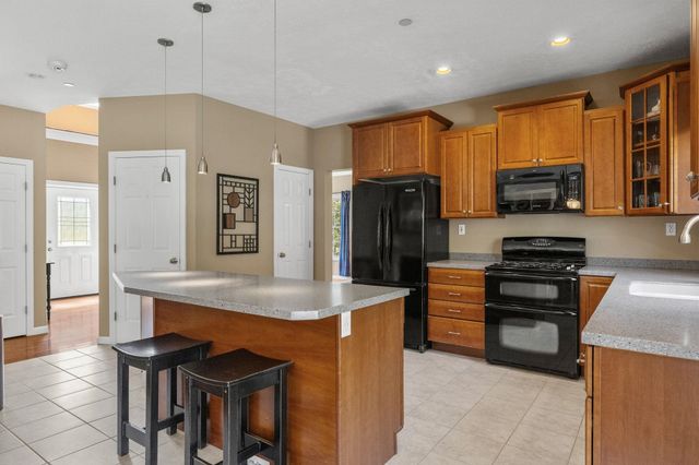 17 Mcqueston Drive, Auburn, NH 03032