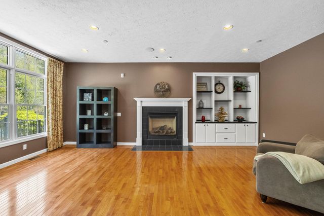 17 Mcqueston Drive, Auburn, NH 03032