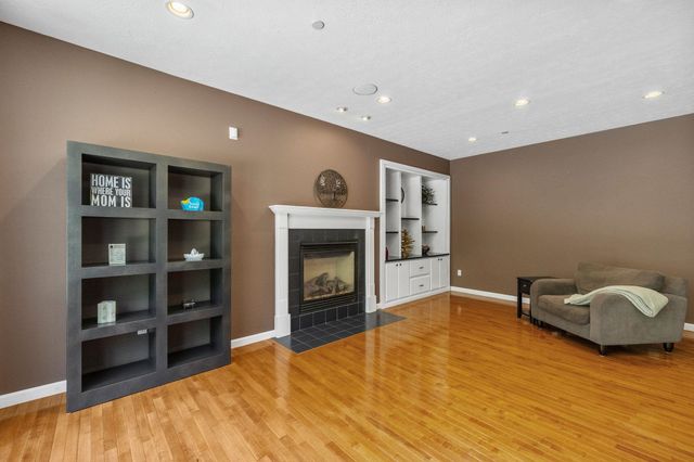 17 Mcqueston Drive, Auburn, NH 03032
