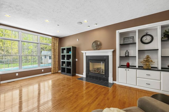 17 Mcqueston Drive, Auburn, NH 03032