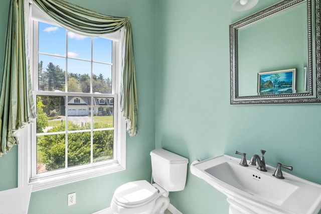 17 Mcqueston Drive, Auburn, NH 03032