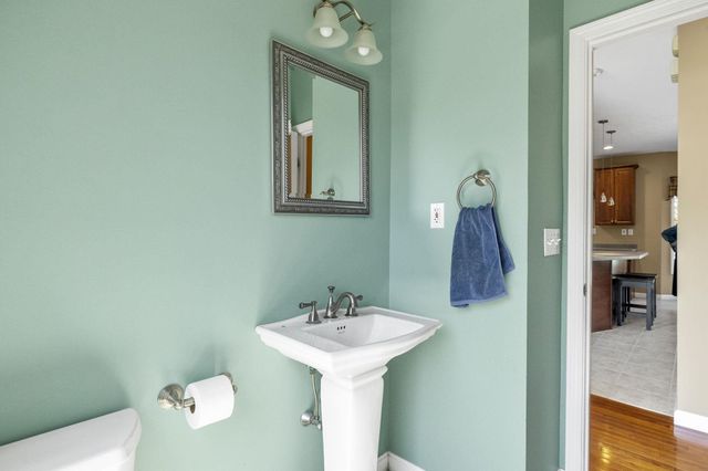 17 Mcqueston Drive, Auburn, NH 03032