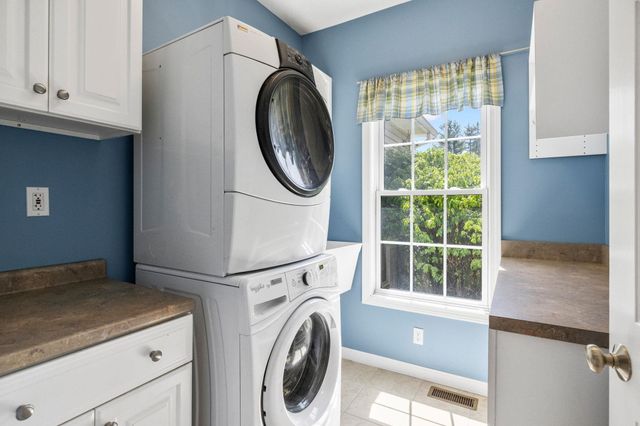 17 Mcqueston Drive, Auburn, NH 03032