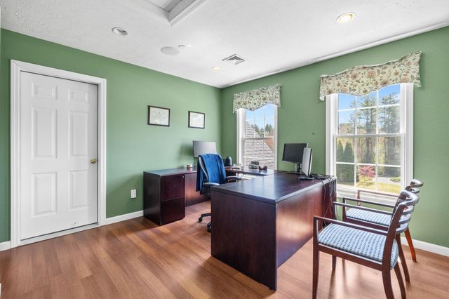 17 Mcqueston Drive, Auburn, NH 03032