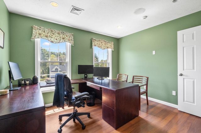 17 Mcqueston Drive, Auburn, NH 03032