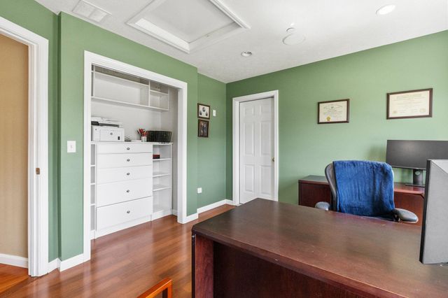 17 Mcqueston Drive, Auburn, NH 03032