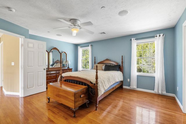 17 Mcqueston Drive, Auburn, NH 03032