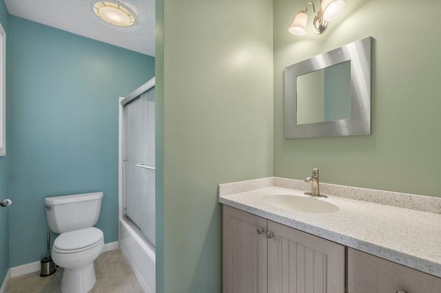 17 Mcqueston Drive, Auburn, NH 03032