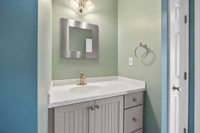 17 Mcqueston Drive, Auburn, NH 03032