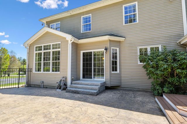 17 Mcqueston Drive, Auburn, NH 03032