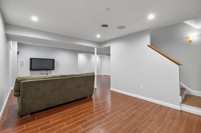 17 Mcqueston Drive, Auburn, NH 03032