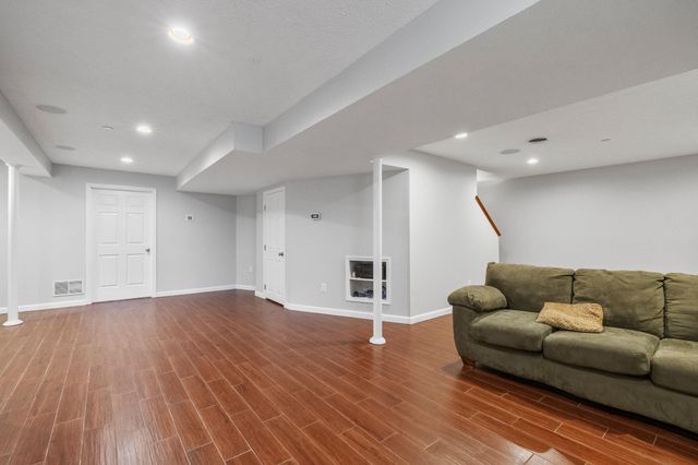 17 Mcqueston Drive, Auburn, NH 03032