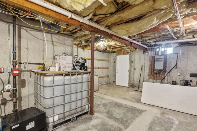 17 Mcqueston Drive, Auburn, NH 03032