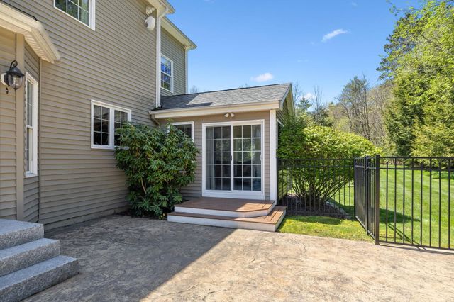 17 Mcqueston Drive, Auburn, NH 03032