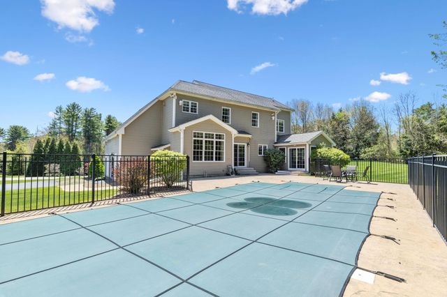 17 Mcqueston Drive, Auburn, NH 03032