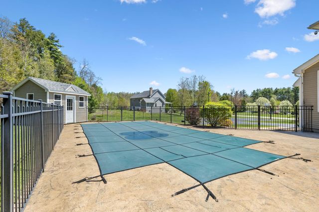 17 Mcqueston Drive, Auburn, NH 03032
