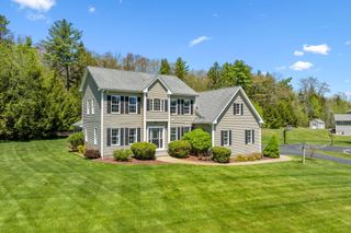17 Mcqueston Drive, Auburn, NH 03032