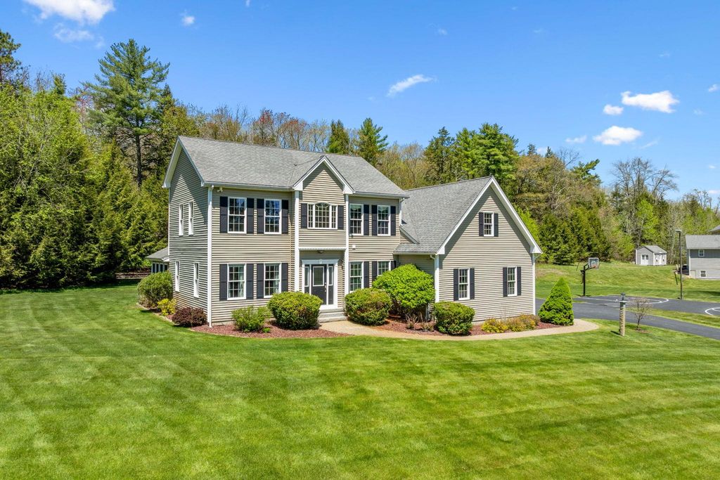 17 Mcqueston Drive, Auburn, NH 03032