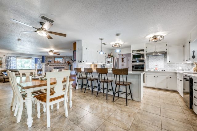 901 E Greenwood Avenue, Bowie, TX 76230