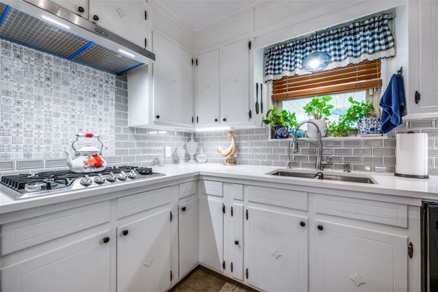 901 E Greenwood Avenue, Bowie, TX 76230