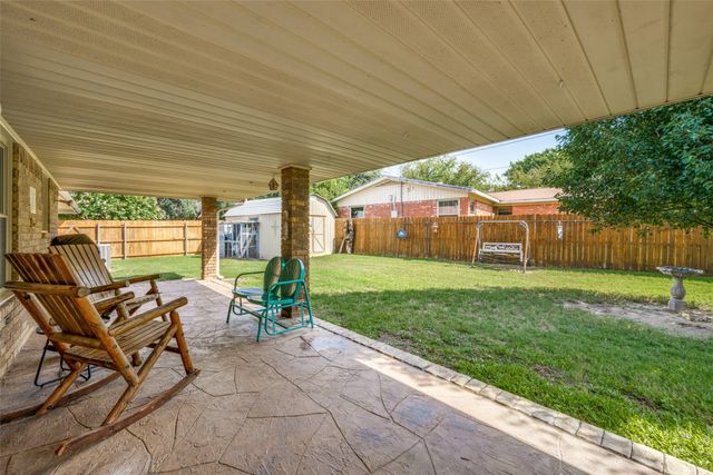 901 E Greenwood Avenue, Bowie, TX 76230