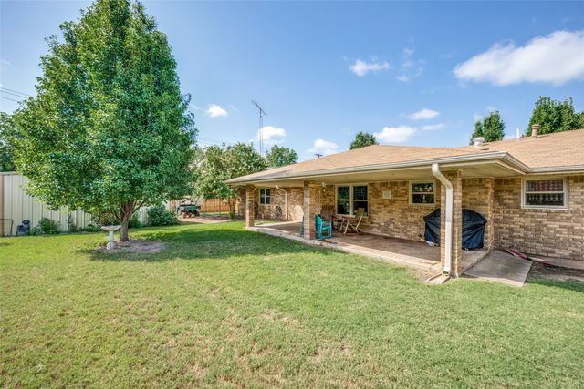 901 E Greenwood Avenue, Bowie, TX 76230