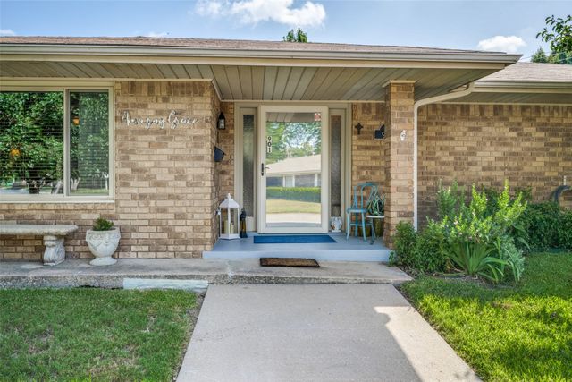 901 E Greenwood Avenue, Bowie, TX 76230