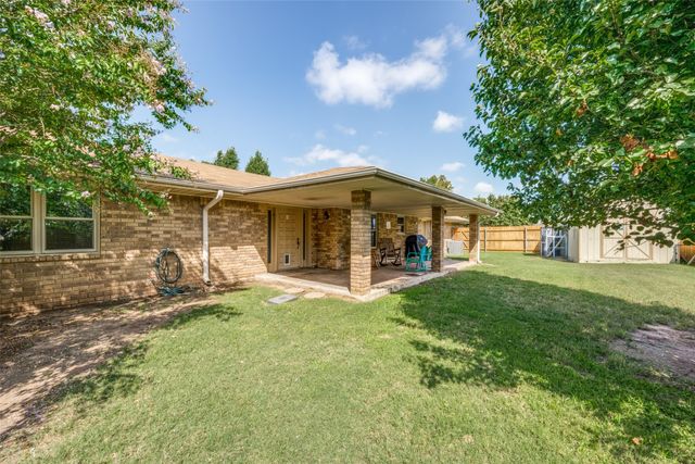 901 E Greenwood Avenue, Bowie, TX 76230