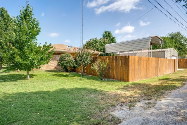 901 E Greenwood Avenue, Bowie, TX 76230