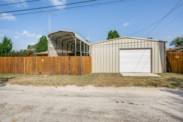 901 E Greenwood Avenue, Bowie, TX 76230