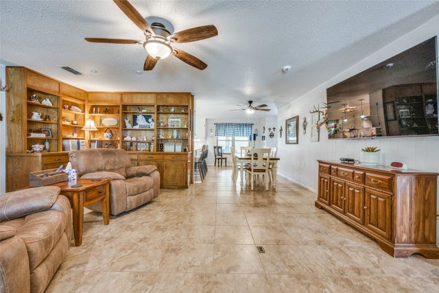 901 E Greenwood Avenue, Bowie, TX 76230