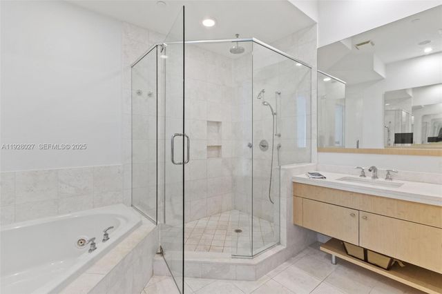 900 Brickell Key Blvd 2002, Miami, FL 33131