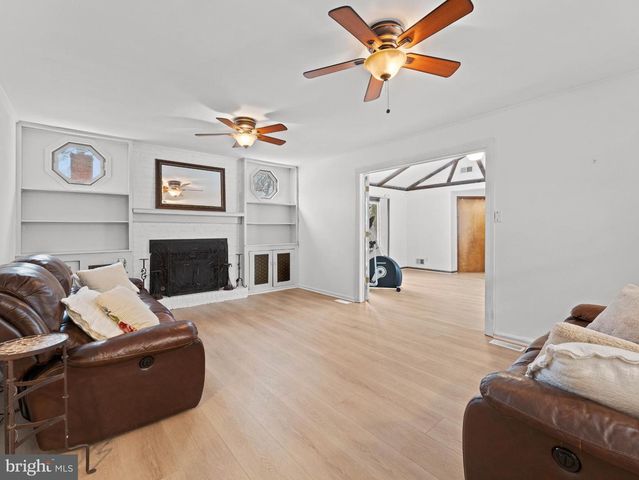 36 EVANINE DR, Berlin, NJ 08009